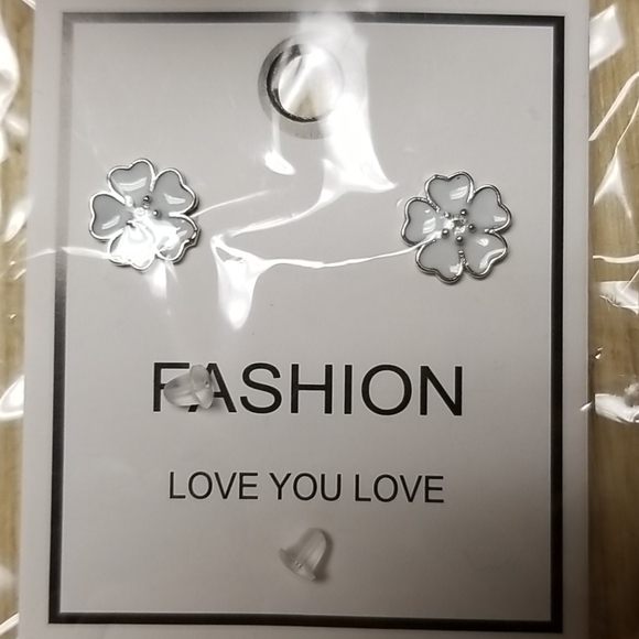 Cute and dainty Sterling Silver flower earrings - Picture 3 of 6